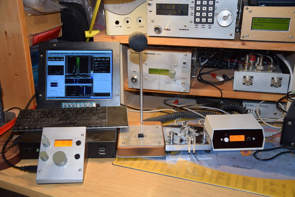 Ansicht im Shack. Mini-PC mit Remote-BG, Mikro mit PTT, Keyer und neue USB-BG